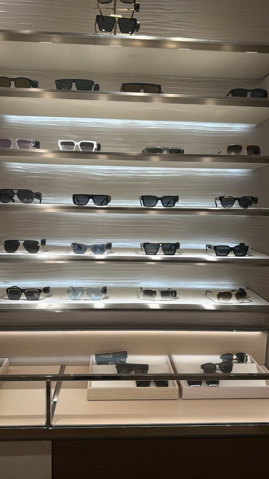 Pared de gafas de sol de lujo